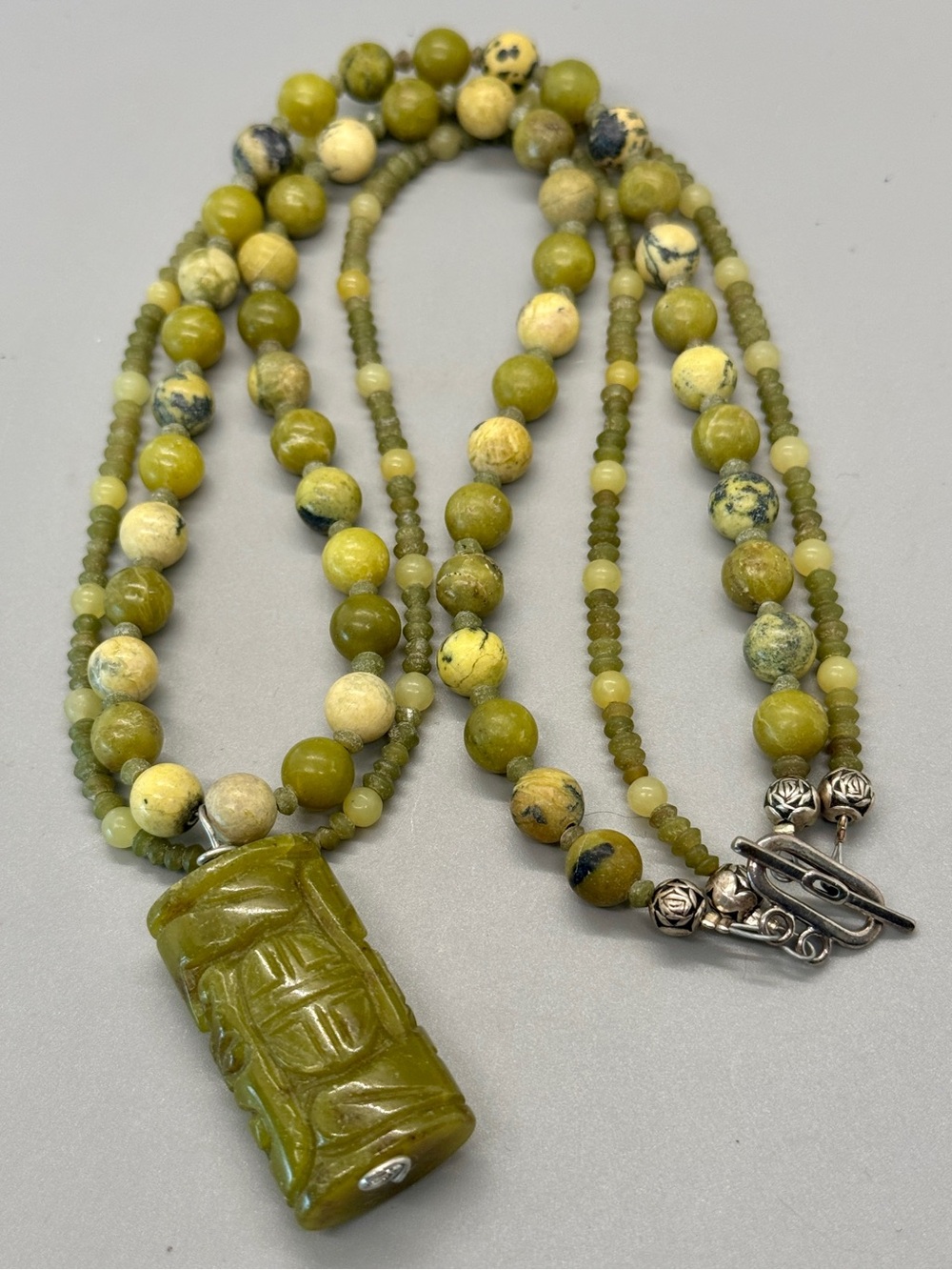 EUC Vintage Green Jasper/Jade Multi-Strand Beaded Necklace with Carved Pendant